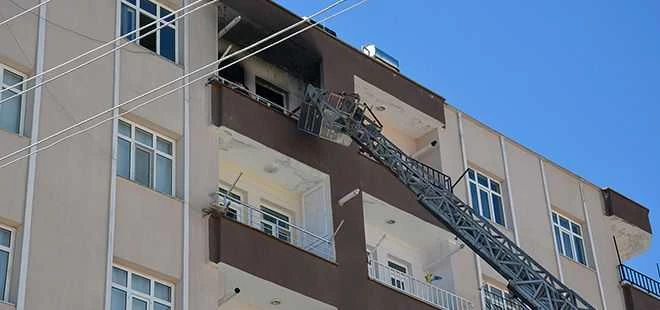 Apartmanda Çıkan Yangında 3 Kişi Dumandan Etkilendi