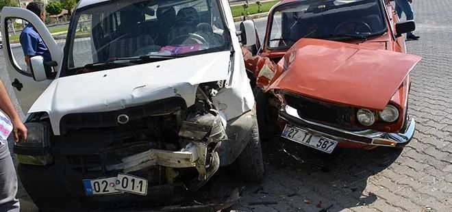 Kırmızı Işık İhlali Yapan İki Otomobil Kaza Yaptı