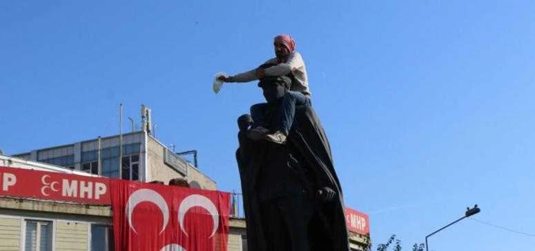 Atatürk Büstüne Çıkan Şüpheliyi Linç Edilmekten Polis Kurtardı 
