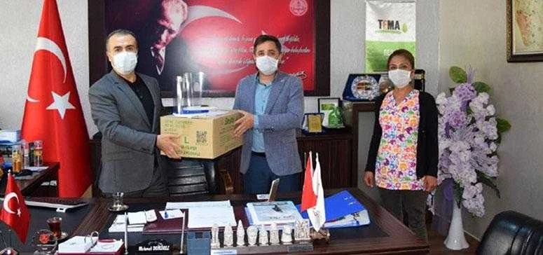 Besni’de emniyet ve sağlık çalışanlarına maske desteği