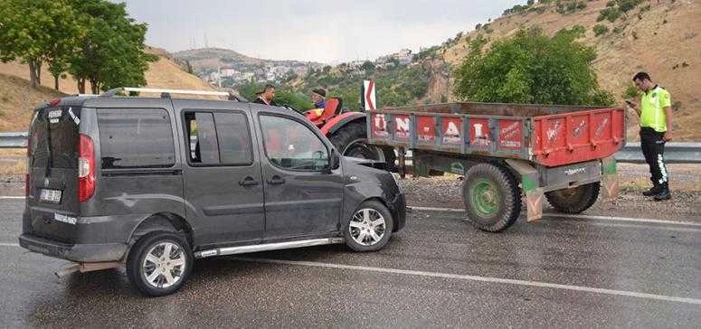 Traktör ile Hafif Ticari Araç Çarpıştı: 5 Yaralı