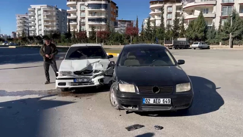 Adıyaman’da iki otomobil çarpıştı: 1 yaralı  - Videolu Haber