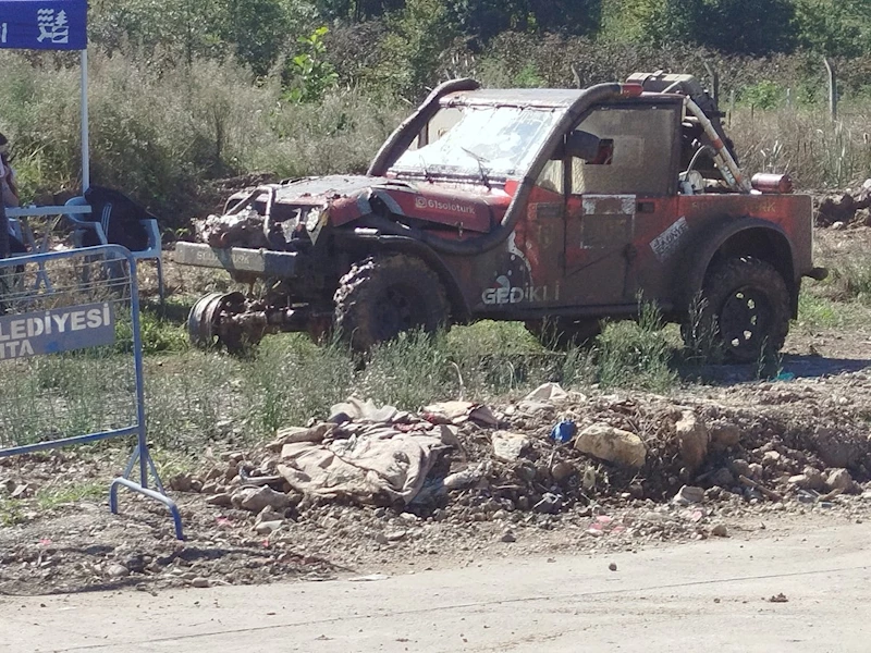 Tekerleri patladı, jant üzerinde yarıştı: Off-Road Kupası