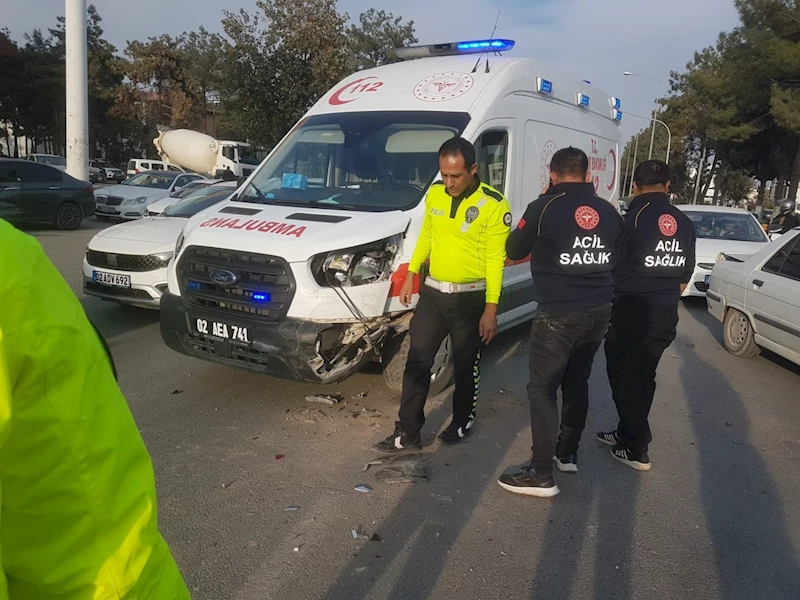 Adıyaman’da zincirleme trafik kazası: Biri ambulans, üç araç birbirine girdi!