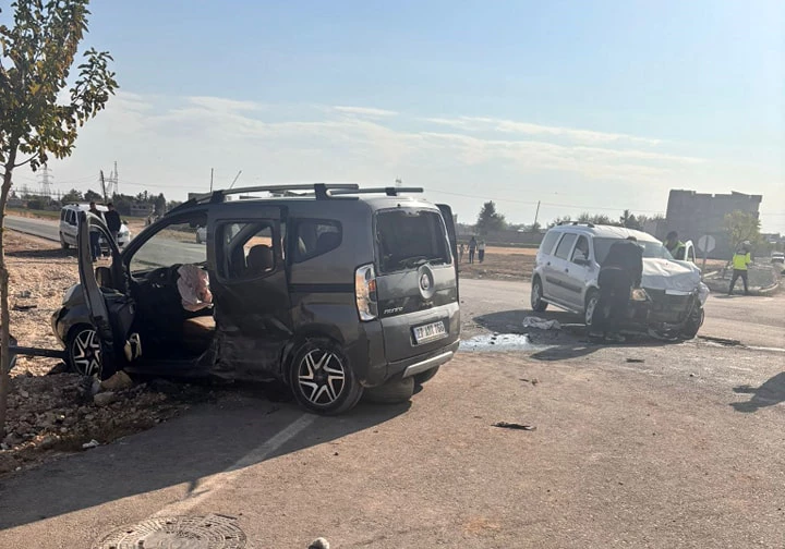 Şanlıurfa’da otomobil ile hafif ticari araç çarpıştı: 5 yaralı 