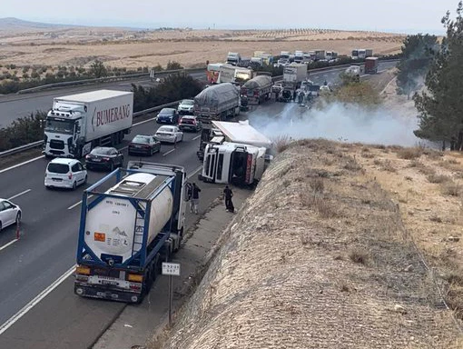 Şanlıurfa’da tır ile otomobil çarpıştı: 1 ölü, 4 yaralı 