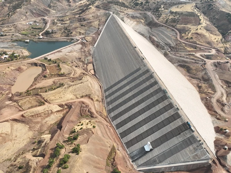 Gömükan Barajında ön yüz beton kaplama imalatına başlandı 