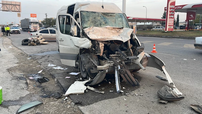 Şanlıurfa’da servis minibüsü ile tır çarpıştı: 12 yaralı  - Videolu Haber