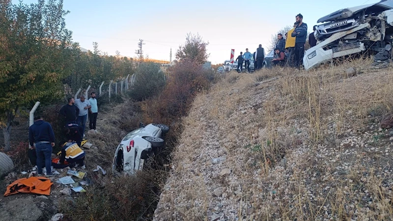 Kafa kafaya çarpışan araçlardaki 11 kişi yaralandı   - Videolu Haber