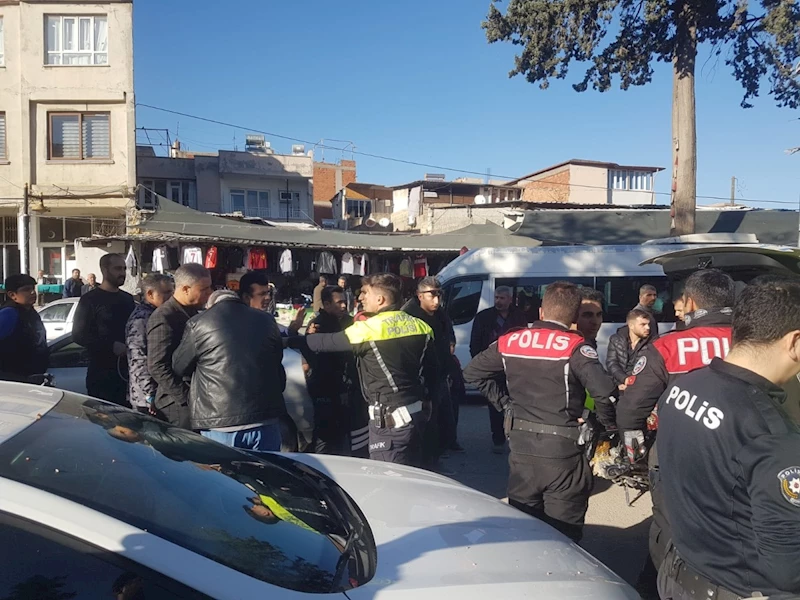 Kask takmayan motosiklet sürücüsü işlem yapmak isteyen ekiplere mukavemet gösterdi