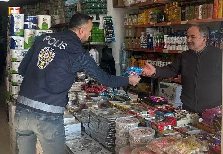 Besni’de Toplum Destekli Polis ekibinden vatandaşlara bilgilendirme çalışması 