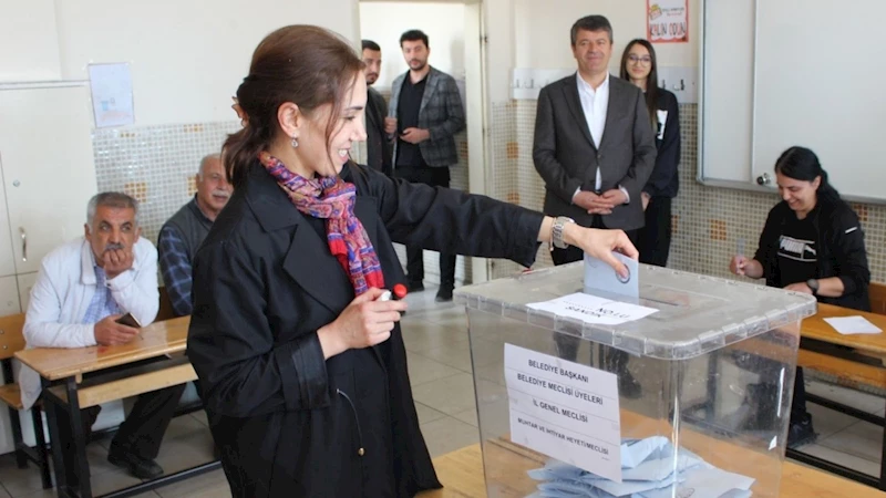 Abdurrahman ve Emral Tutdere çifti oylarını kullandı  - Videolu Haber