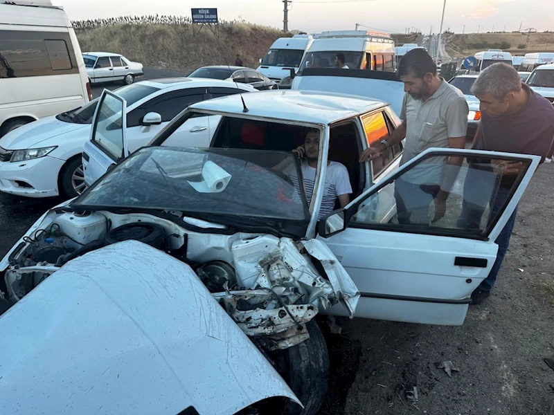 Çarpışan otomobillerin sürücüleri yaralandı 