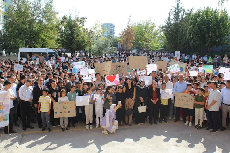 Kahta’da öğrenciler ve öğretmenlerden çevre kirliliğine karşı örnek davranış 