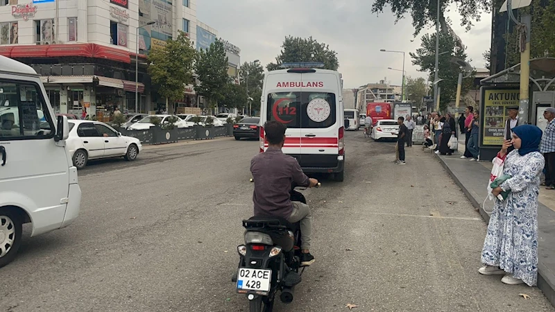 Devrilen motosiklet durakta bekleyen 2 kişiye çarptı  - Videolu Haber