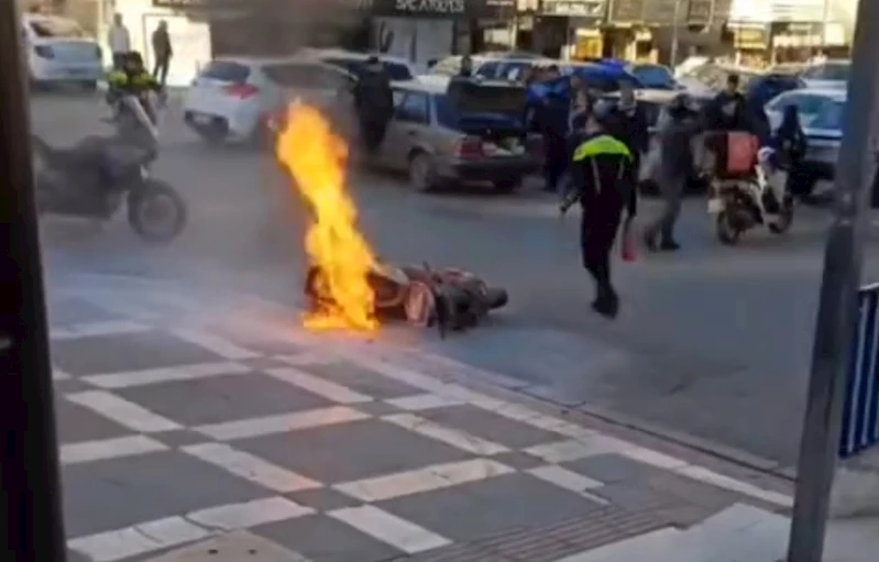 Trafik cezasına sinirlenen sürücü motosikletini ateşe verdi