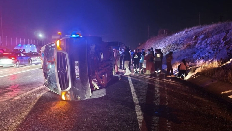 Komşu ilde minibüs ile hafif ticari araç çarpıştı: 14 Yaralı