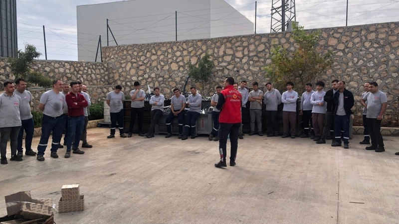 Besni İtfaiyesi’nden fabrika personellerine yangın eğitimi 