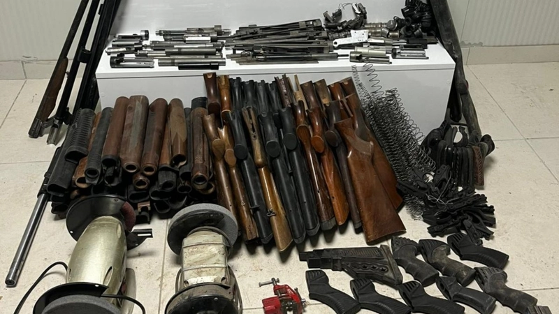 Ruhsatsız Silah Operasyonu: Evde çok sayıda tabanca parçası ve mühimmat ele geçirildi 