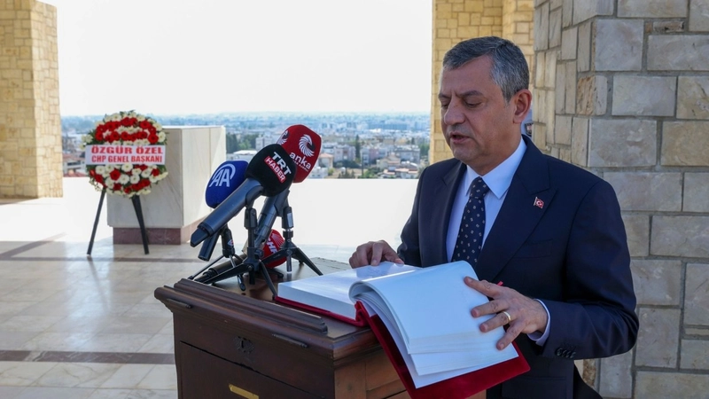 Özgür Özel, KKTC’nin kurucu liderlerini anıt mezarlarında andı  - Videolu Haber