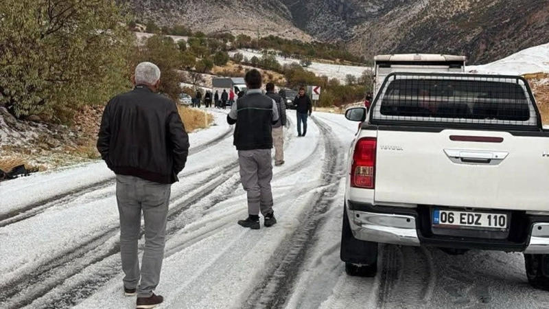 Adıyaman’da buz tutan yolda sürücüler zor anlar yaşadı 