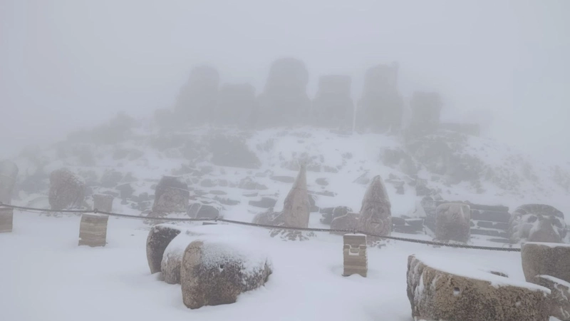 Nemrut Dağı beyaza büründü
