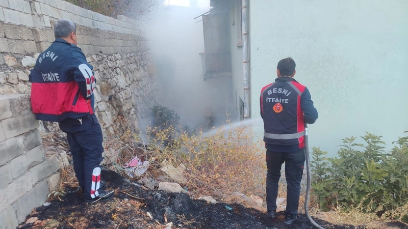 Besni’de çıkan atık yangını kontrol altına alındı