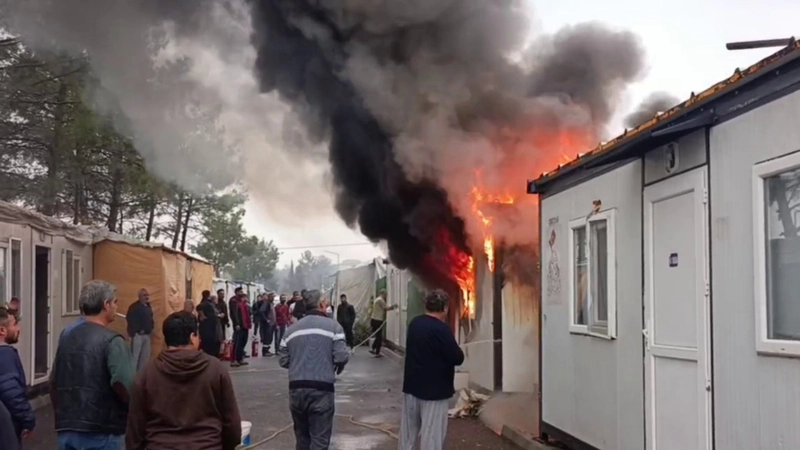 Adıyaman Konteyner Kent’te Yangın: Depremzedeler Su Sıkıp Müdahale Etti