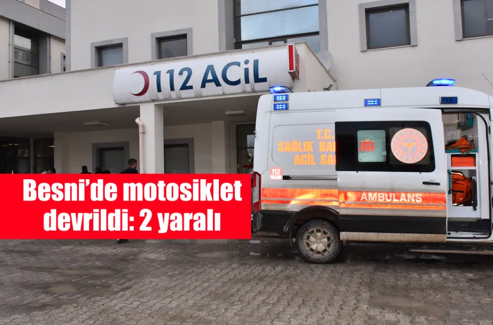 Besni’de motosiklet devrildi: 2 yaralı