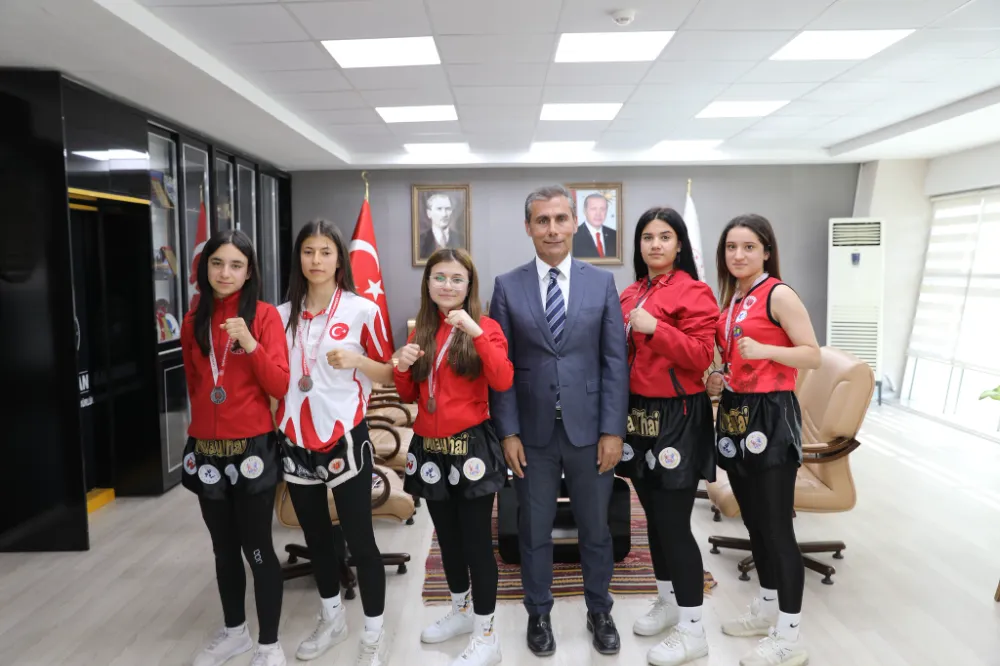 BESNİLİ SPORCULAR MUAYTHAİ TÜRKİYE ŞAMPİYONASI’NDAN MADALYALARLA DÖNDÜ