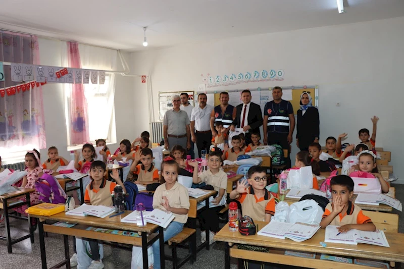 Adıyamanlılar Vakfı’ndan Yahya Kemal İlkokulu öğrencilerine kırtasiye desteği 