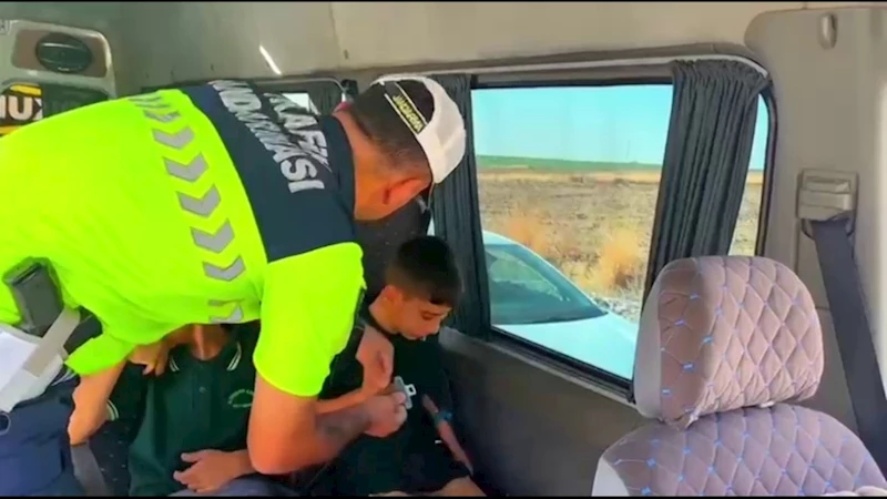 Ders zili çaldı, jandarma abileri minik öğrencileri yalnız bırakmadı
